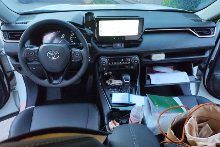 Used Toyota Wildlander 2024 2.0L CVT Two-Wheel Drive Luxury PLUS Edition Center Console
