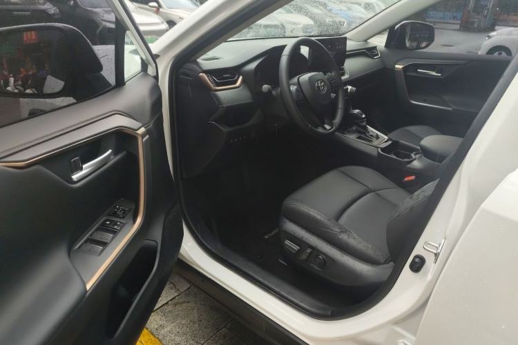 Used Toyota Wildlander 2024 2.0L CVT Two-Wheel Drive Luxury PLUS Edition Driver Seat