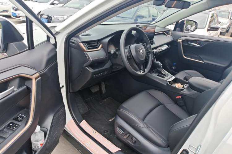 Used Toyota Wildlander 2024 2.0L CVT Two-Wheel Drive Luxury PLUS Edition Driver Seat