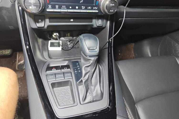 Used Toyota Wildlander 2024 2.0L CVT Two-Wheel Drive Luxury PLUS Edition Gear Lever