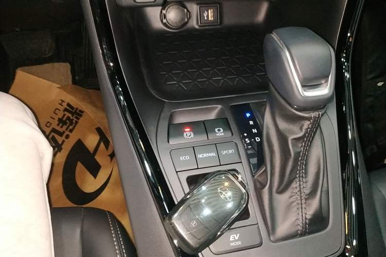Used Toyota Wildlander 2024 Dual-Motor 2.5L E-CVT Two-Wheel Drive Luxury PLUS Edition Gear Lever