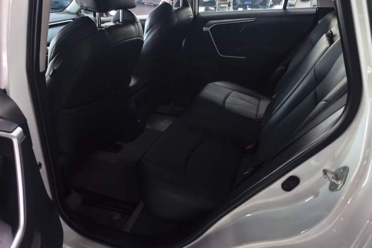 Used Toyota Wildlander 2024 2.0L CVT Two-Wheel Drive Leading Edition Interior 2