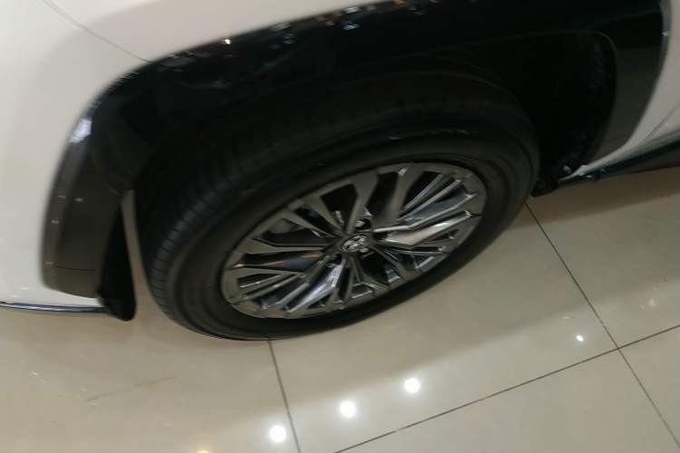 Used Toyota Wildlander 2024 Dual-Motor 2.5L E-CVT Two-Wheel Drive Luxury PLUS Edition Left Front Wheel Hub