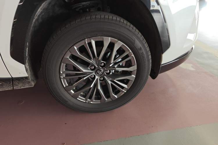 Used Toyota Wildlander 2024 2.0L CVT Two-Wheel Drive Luxury PLUS Edition Right Front Wheel Hub