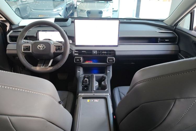 Used Toyota Wildlander 2026 Model 2.0L Smart Electric Hybrid Dual-Engine PRO+ Center Console