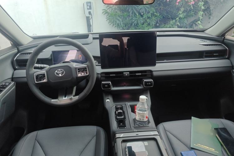 Used Toyota Wildlander 2026 Model 2.0L Smart Electric Hybrid Dual-Engine PRO+ Center Console