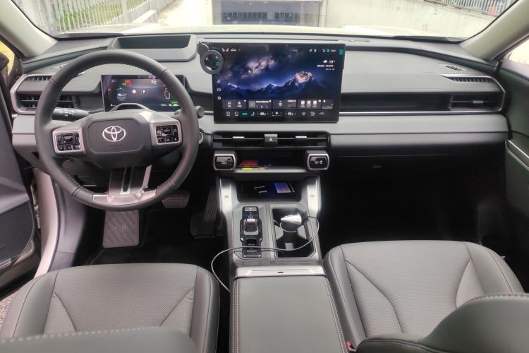 Used Toyota Wildlander 2026 Model 2.0L Smart Electric Hybrid Dual-Engine PRO+ Center Console