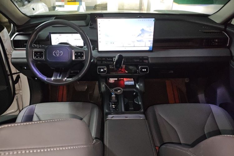Used Toyota Wildlander 2026 Model 2.0L Smart Electric Hybrid Dual-Engine PRO+ Center Console