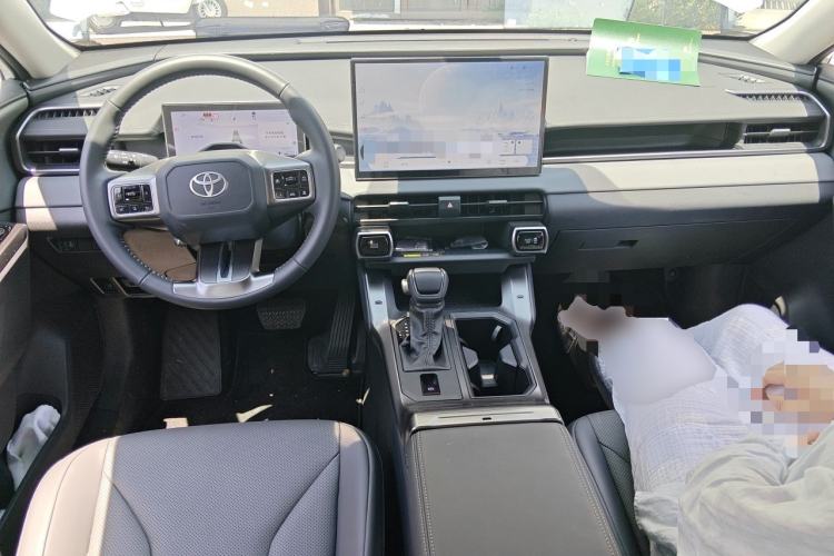 Used Toyota Wildlander 2026 Model 2.0L Smart Electric Hybrid Dual-Engine AIR Center Console