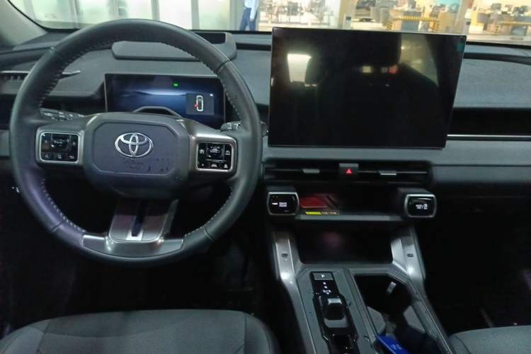 Used Toyota Wildlander 2026 Model 2.0L Smart Electric Hybrid Dual-Engine PRO+ Center Console
