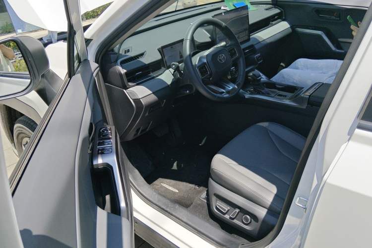 Used Toyota Wildlander 2026 Model 2.0L Smart Electric Hybrid Dual-Engine AIR Driver Seat