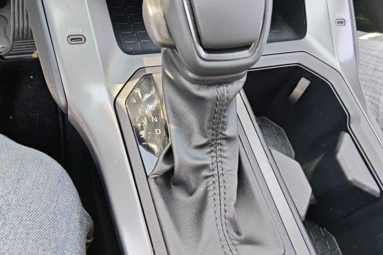 Used Toyota Wildlander 2026 Model 2.0L Smart Electric Hybrid Dual-Engine AIR Gear Lever