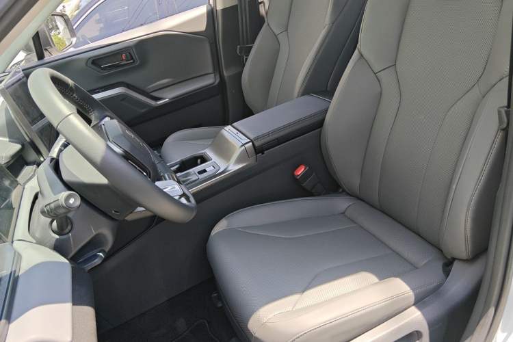 Used Toyota Wildlander 2026 Model 2.0L Smart Electric Hybrid Dual-Engine AIR Left Front Seat