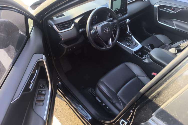 Used Toyota Wildlander New Energy 2021 High-Performance Edition 2.5L Two-Wheel Drive Powerful Version Interior 3