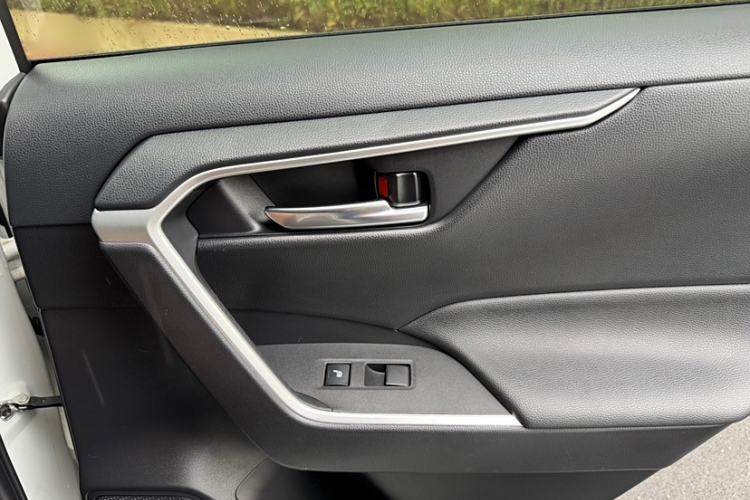 Used Toyota Wildlander New Energy 2021 High-Performance Edition 2.5L Two-Wheel Drive Powerful Version Interior 9