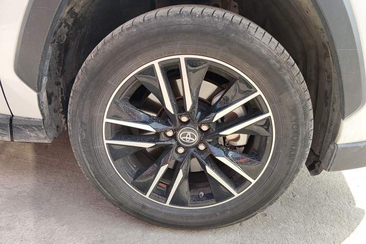 Used Toyota Wildlander New Energy 2023 High-Performance Version 2.5L Two-Wheel Drive Dynamic Edition Right Front Wheel Hub