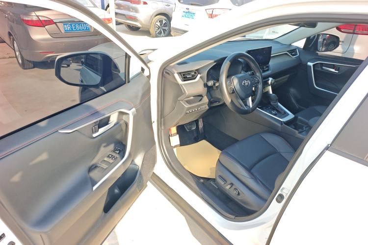 Used Toyota Wildlander New Energy 2024 2.5L Smart Plug-in Dual-Motor Two-Wheel Drive Powerful Engine Driver Seat