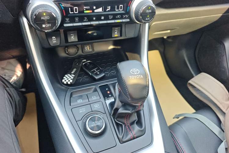 Used Toyota Wildlander New Energy 2024 2.5L Smart Plug-in Dual-Motor Two-Wheel Drive Powerful Engine Gear Lever