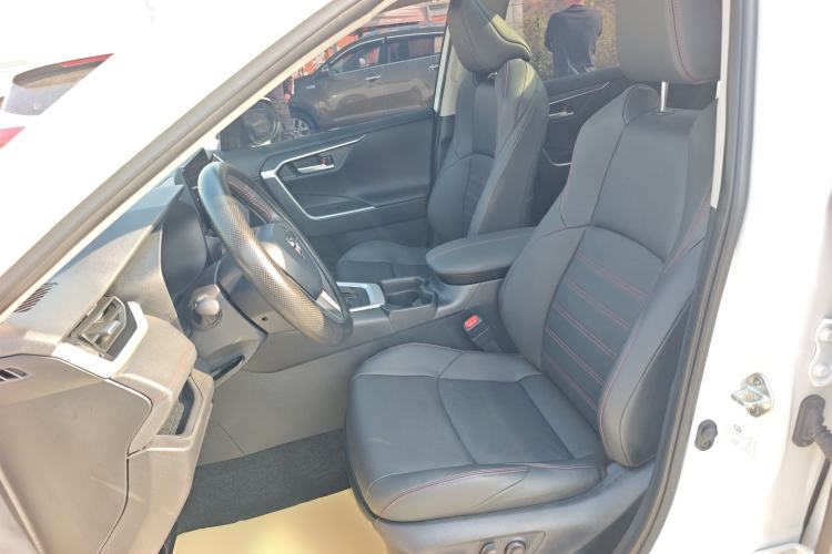 Used Toyota Wildlander New Energy 2024 2.5L Smart Plug-in Dual-Motor Two-Wheel Drive Powerful Engine Left Front Seat
