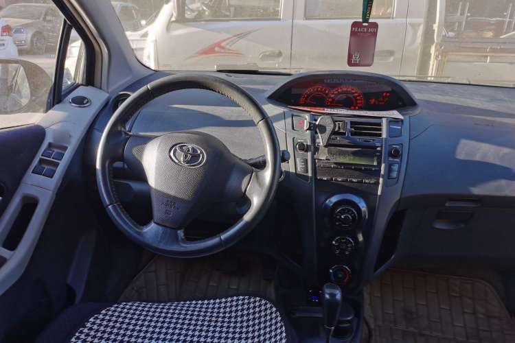 Used Toyota Yaris 2008 1.6 RS Automatic Supreme Edition Center Console