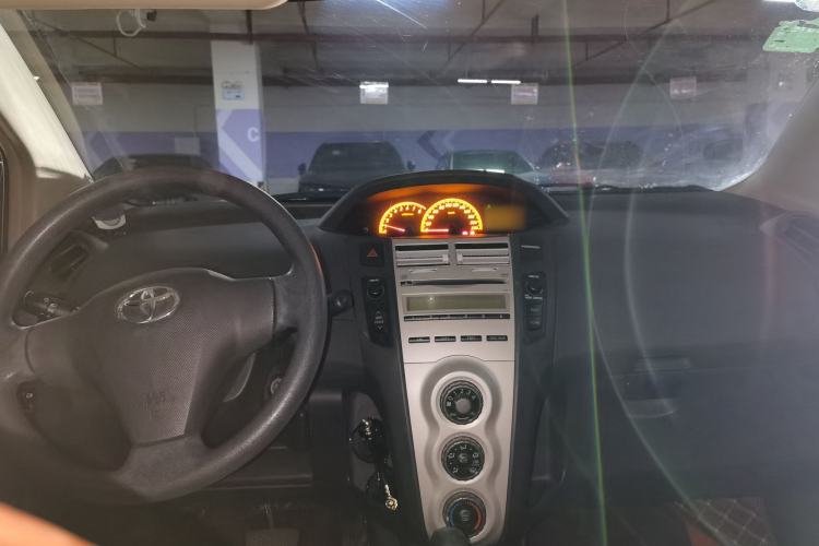 Used Toyota Yaris 2008 1.6G Automatic Deluxe Edition Center Console