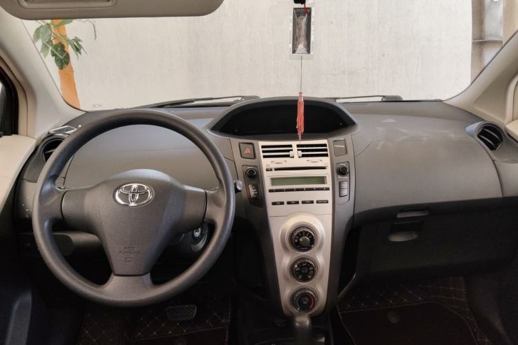 Used Toyota Yaris 2008 1.6G Automatic Deluxe Edition Center Console