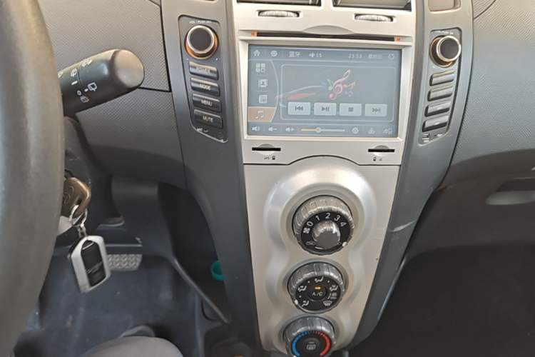 Used Toyota Yaris 2009 1.6E Automatic Comfort Edition Audio And AC Panel