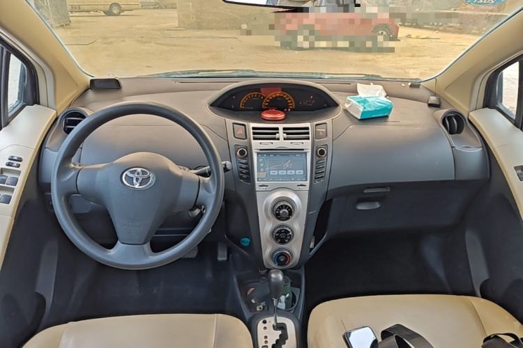 Used Toyota Yaris 2009 1.6E Automatic Comfort Edition Center Console