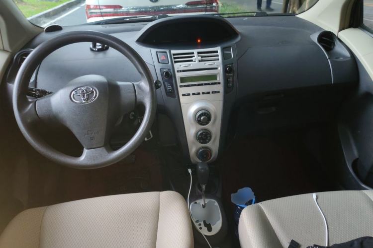 Used Toyota Yaris 2009 1.6E Automatic Comfort Edition Center Console