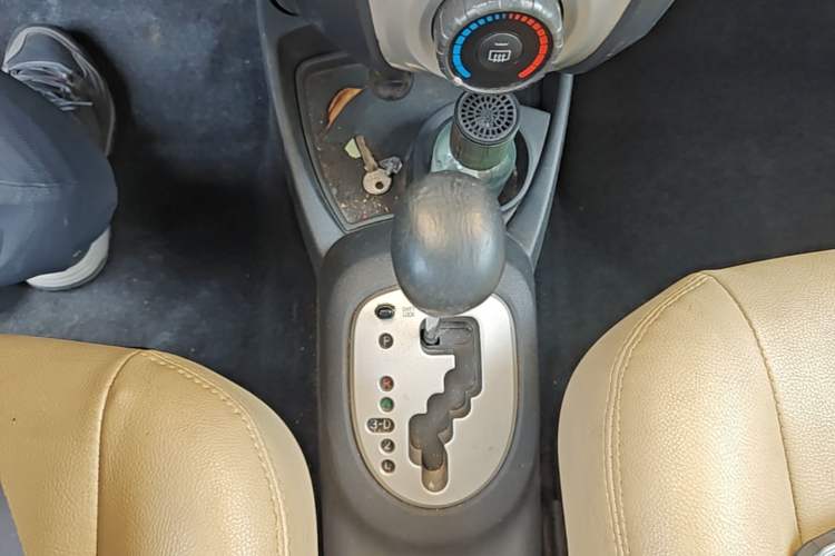 Used Toyota Yaris 2009 1.6E Automatic Comfort Edition Gear Lever