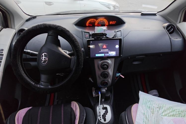 Used Toyota Yaris 2009 1.6E Automatic Comfort Edition Center Console