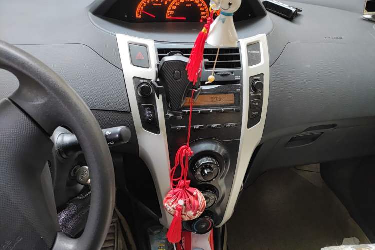 Used Toyota Yaris 2009 1.6E Automatic Comfort Edition Audio And AC Panel
