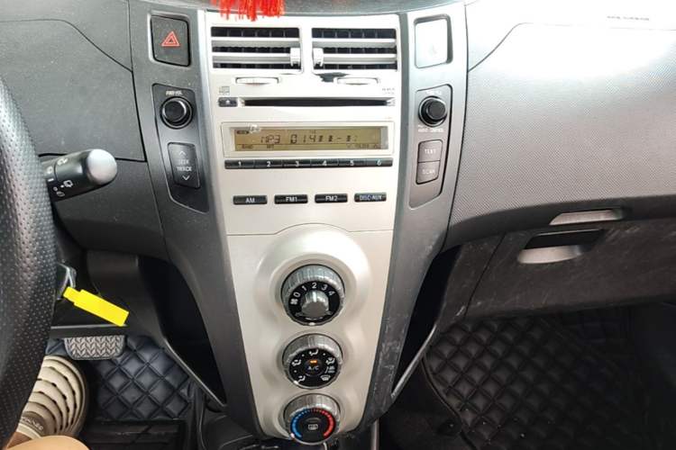 Used Toyota Yaris 2009 1.6E Automatic Comfort Edition Audio And AC Panel