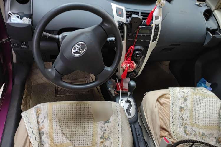 Used Toyota Yaris 2009 1.6E Automatic Comfort Edition Center Console