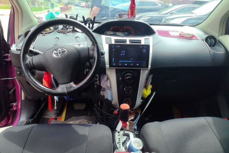 Used Toyota Yaris 2009 1.6E Automatic Comfort Edition Center Console