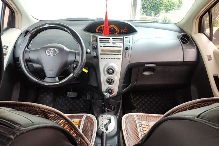 Used Toyota Yaris 2009 1.6E Automatic Comfort Edition Center Console