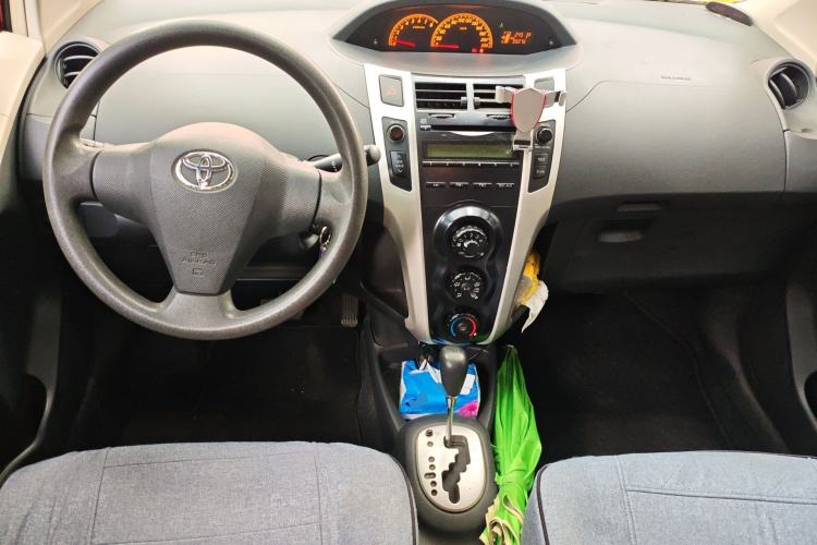 Used Toyota Yaris 2009 1.6E Automatic Comfort Edition Center Console