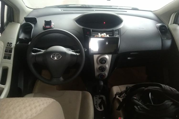 Used Toyota Yaris 2009 1.6E Automatic Comfort Edition Center Console