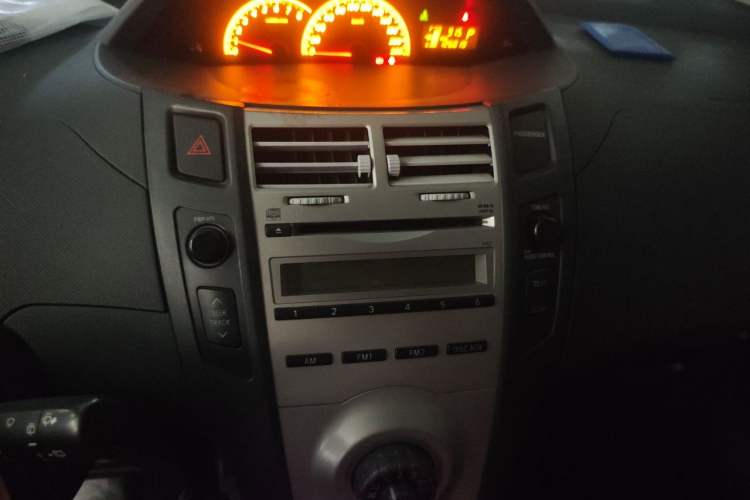 Used Toyota Yaris 2009 1.6E Automatic Comfort Edition Audio And AC Panel