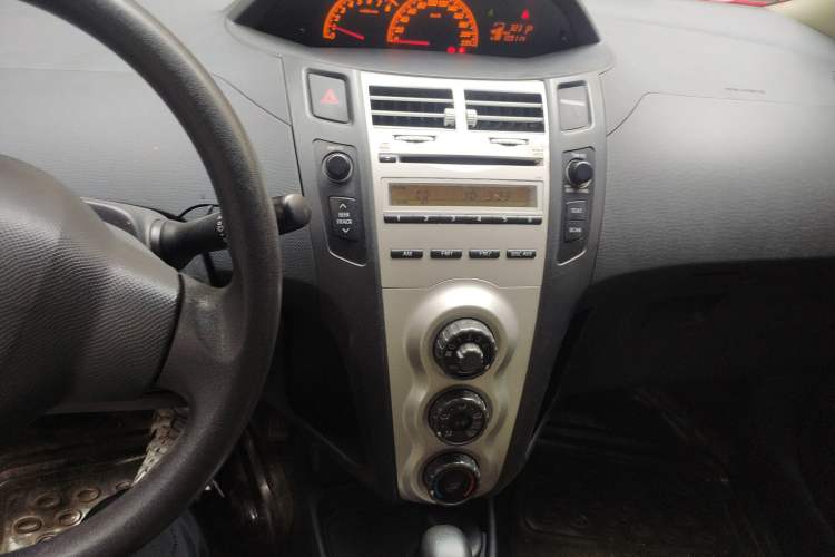 Used Toyota Yaris 2009 1.6E Automatic Comfort Edition Audio And AC Panel