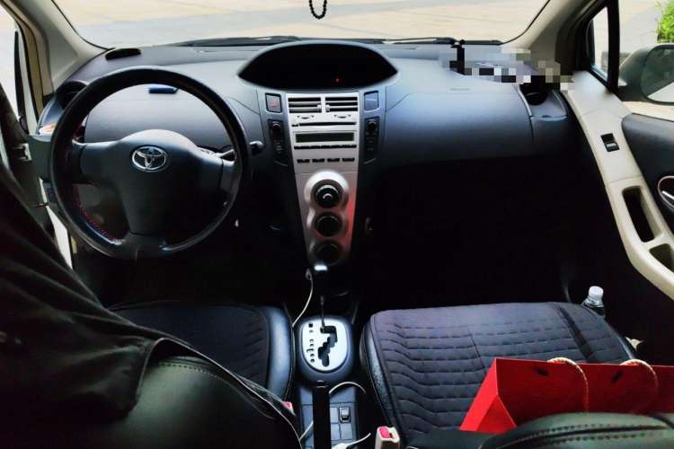 Used Toyota Yaris 2009 1.6E Automatic Comfort Edition Center Console