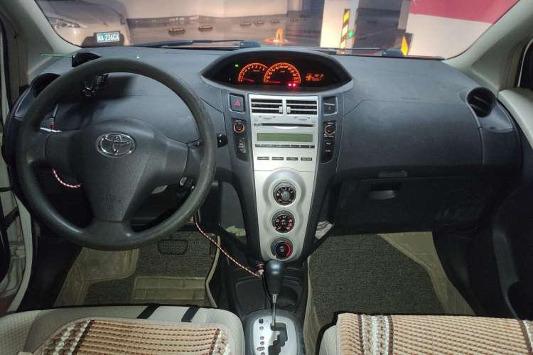 Used Toyota Yaris 2009 1.6E Automatic Comfort Edition Center Console