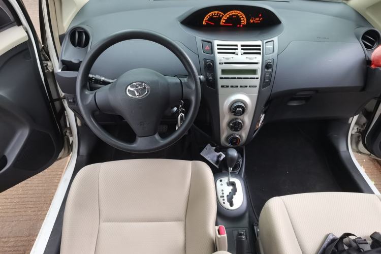 Used Toyota Yaris 2009 1.6E Automatic Comfort Edition Center Console