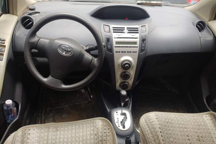 Used Toyota Yaris 2009 1.6E Automatic Comfort Edition Center Console