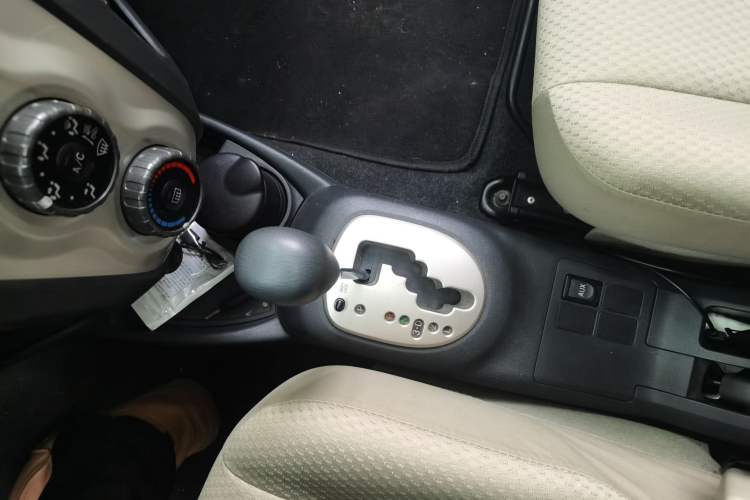 Used Toyota Yaris 2009 1.6E Automatic Comfort Edition Gear Lever