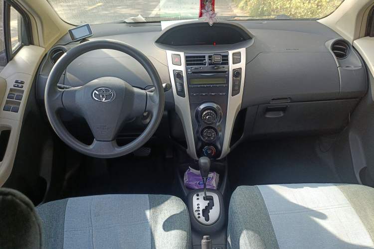 Used Toyota Yaris 2011 1.6E Automatic Charm Edition Center Console