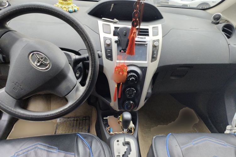 Used Toyota Yaris 2011 1.6E Automatic Charm Edition Center Console