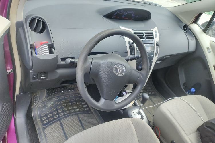 Used Toyota Yaris 2011 1.6E Automatic Charm Edition Center Console