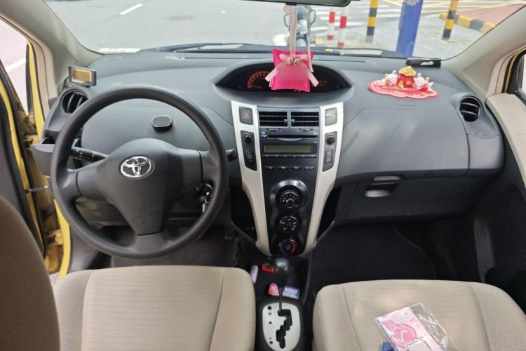 Used Toyota Yaris 2011 1.6E Automatic Charm Edition Center Console