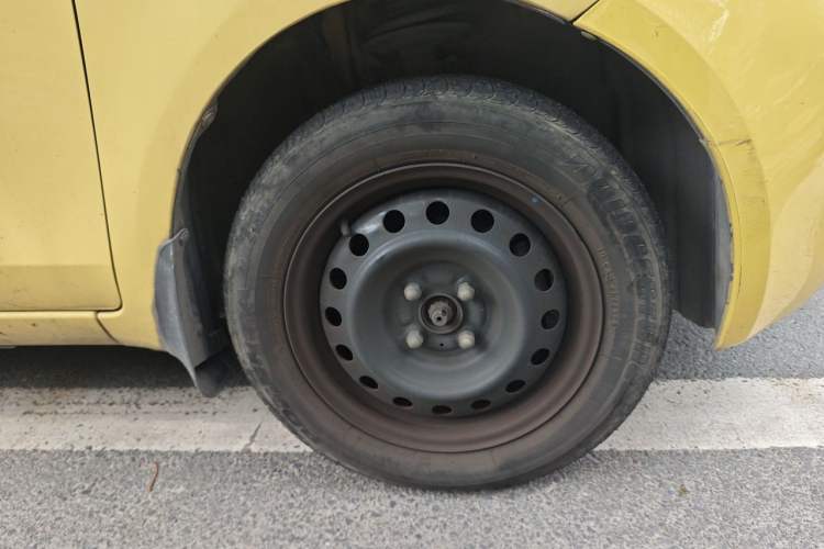 Used Toyota Yaris 2011 1.6E Automatic Charm Edition Right Front Wheel Hub